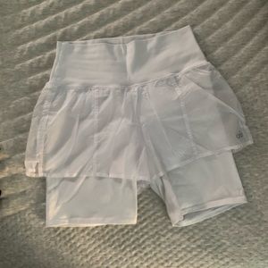 Lightly used ALO yoga biker shorts 7”